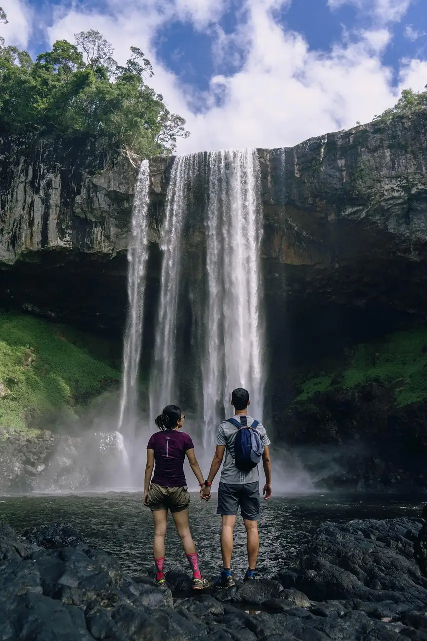 backpackers-bij-waterval